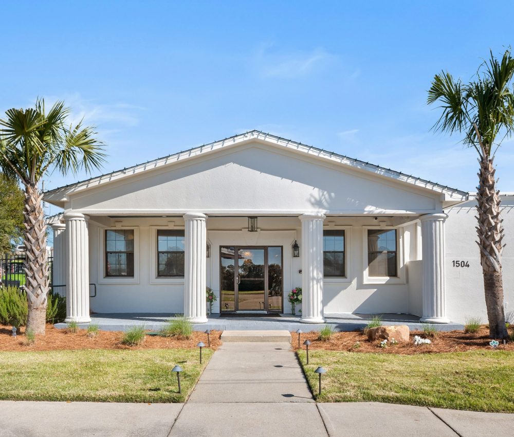 Exterior view of Pearl & Horn